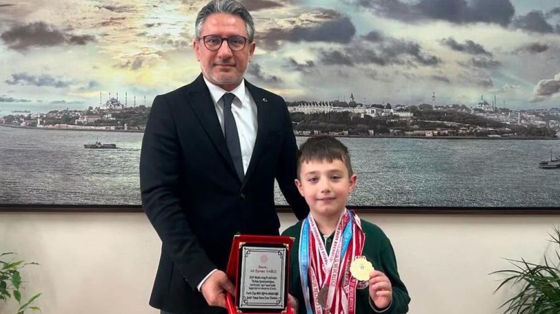 Fatih İlçe Milli Eğitim Müdürü M.Fatih ÇEPNİ Wushu Kung Fu Türkiye Şampiyonumuz Ali Eymen YAĞCI'yı tebrik etti.